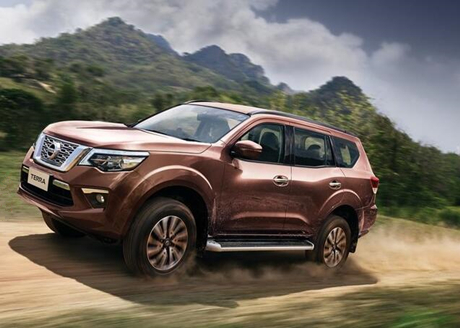 After driving 40,000 kilometers over 3 years, the Nissan Terra arrives at the dealership for maintenance